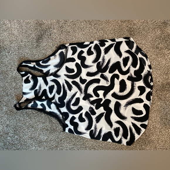 New!  H & M Black & White Printed Tank Top - Picture 3 of 4
